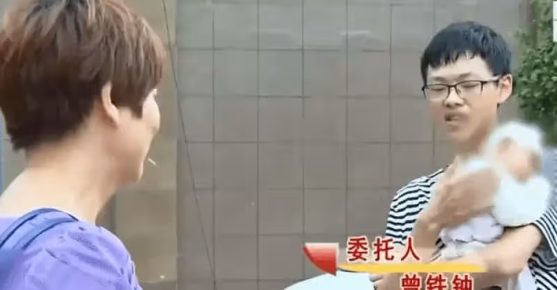 丈夫月薪2萬，給婆婆1萬，妻子反對被罵：你全職5年，沒資格反對