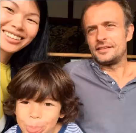「最醜超模」呂燕兒子近照曝光!9歲混血兒「捲髮+小眼睛」驚艷眾人,笑起來很有高級感