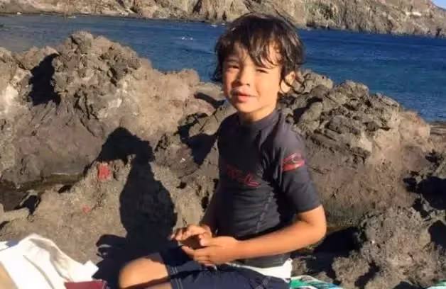 「最醜超模」呂燕兒子近照曝光!9歲混血兒「捲髮+小眼睛」驚艷眾人,笑起來很有高級感