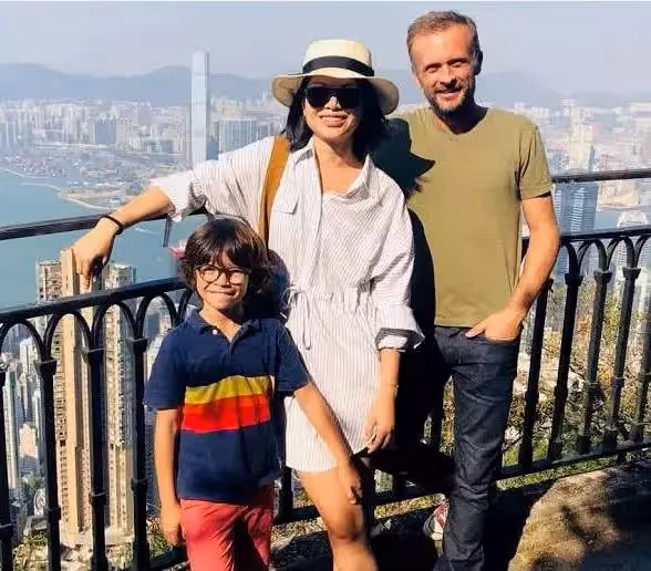 「最醜超模」呂燕兒子近照曝光!9歲混血兒「捲髮+小眼睛」驚艷眾人,笑起來很有高級感