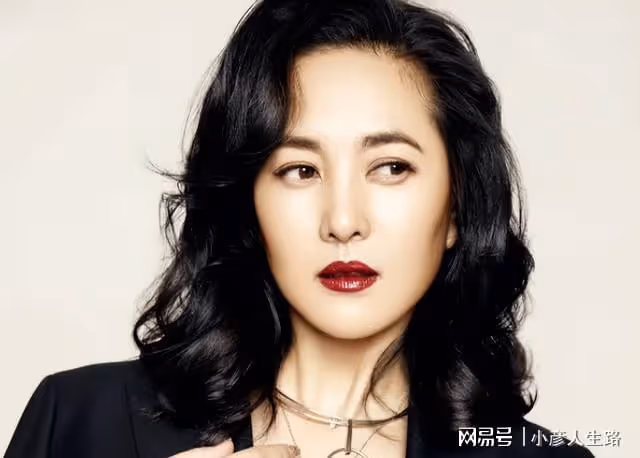 王菁華：被稱為大眾情人，跟常戎分手後，50歲還沒找到歸宿