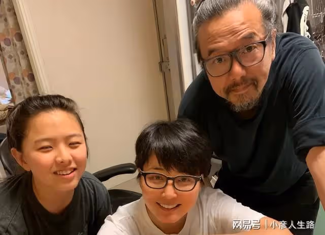張延：結婚18年與丈夫恩愛無比，17歲的女兒繼承了媽媽的美貌
