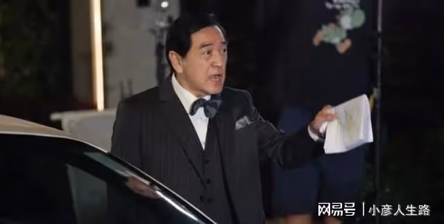 77歲老戲骨秦沛家中慶生,女兒現場親吻表達祝福