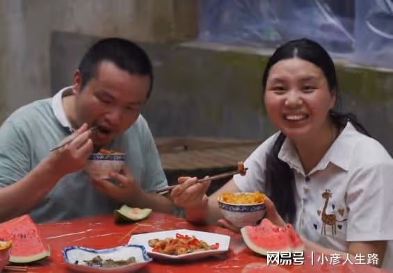 牛愛芳夫婦回歸,女方學縫紉,男方假鬍子明顯,網友:換湯不換藥