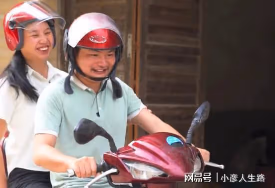 牛愛芳夫婦回歸,女方學縫紉,男方假鬍子明顯,網友:換湯不換藥