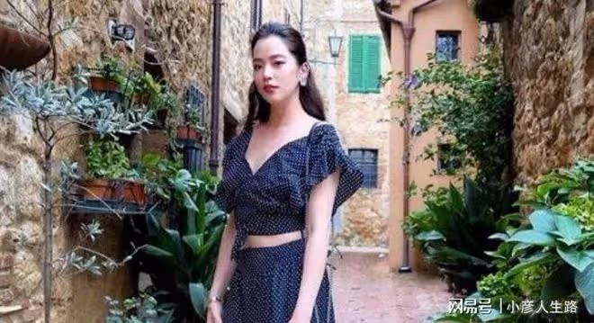 一戀大3歲女星,二戀小4歲富二代美女,如今44歲的他活成這樣?
