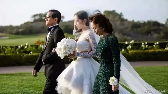 一戀大3歲女星,二戀小4歲富二代美女,如今44歲的他活成這樣?