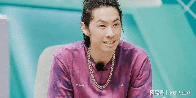 一戀大3歲女星,二戀小4歲富二代美女,如今44歲的他活成這樣?