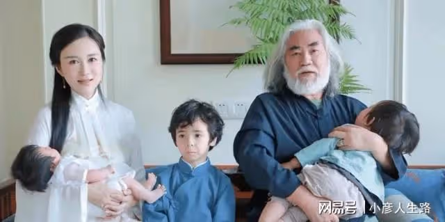 71歲名導張紀中帶3歲兒子寫書法,兩幅拍出700W,網友:子承父業