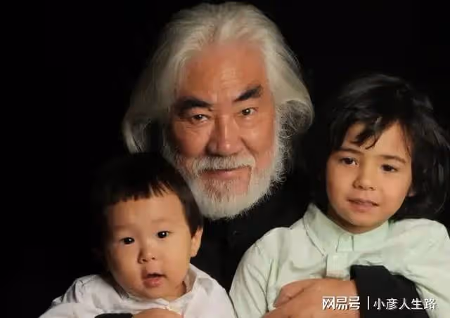71歲名導張紀中帶3歲兒子寫書法,兩幅拍出700W,網友:子承父業