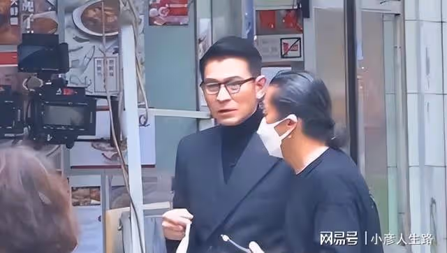 劉德華新戲開機,攜眾多老戲骨現身香港路邊攤,一身黑西裝賊有范