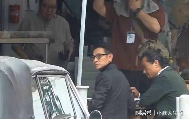 劉德華新戲開機,攜眾多老戲骨現身香港路邊攤,一身黑西裝賊有范