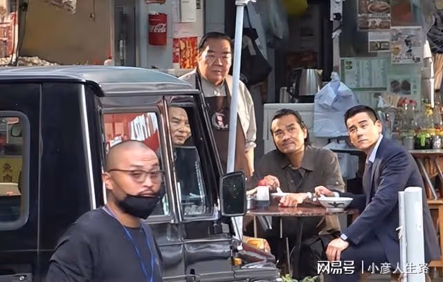 劉德華新戲開機,攜眾多老戲骨現身香港路邊攤,一身黑西裝賊有范