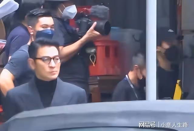 劉德華新戲開機，攜眾多老戲骨現身香港路邊攤，一身黑西裝賊有范