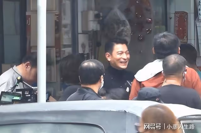 劉德華新戲開機，攜眾多老戲骨現身香港路邊攤，一身黑西裝賊有范