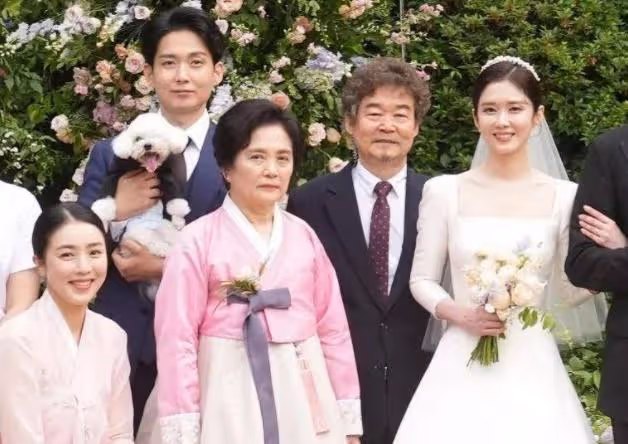 張娜拉婚禮三天後,更新社交帳號動態,曬出全家福感謝祝福