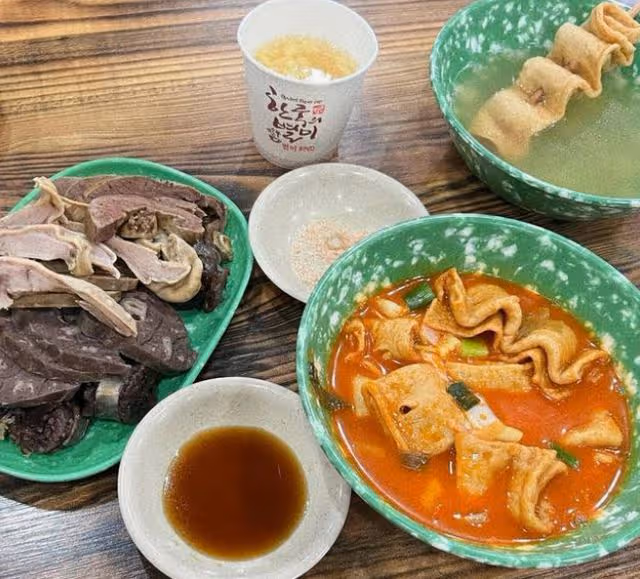 韓國歌手任昌丁妻子曬照,店內美食很簡陋,家裡有五個兒子