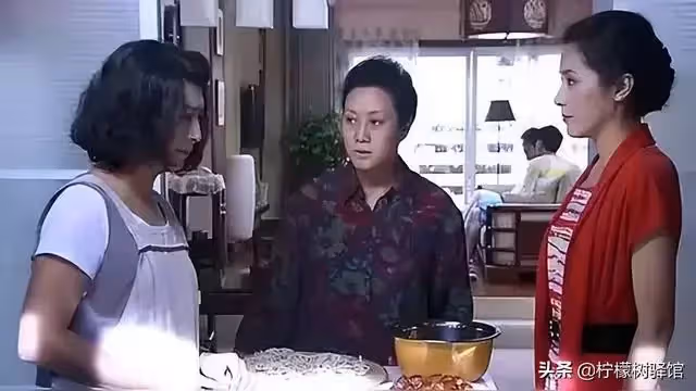 婆婆生病住到兒媳家,大姑姐挑理弟媳做飯晚,親弟:要不你接走