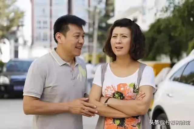 婆婆生病住到兒媳家，大姑姐挑理弟媳做飯晚，親弟：要不你接走