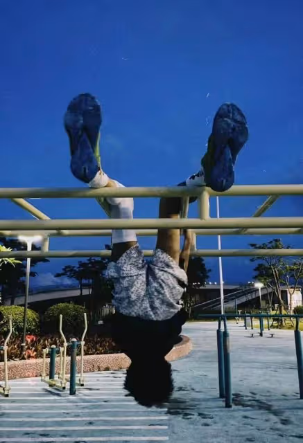 孫儷11歲兒子近況曝光,腳掛單槓上玩倒立,身材瘦削長腿矚目