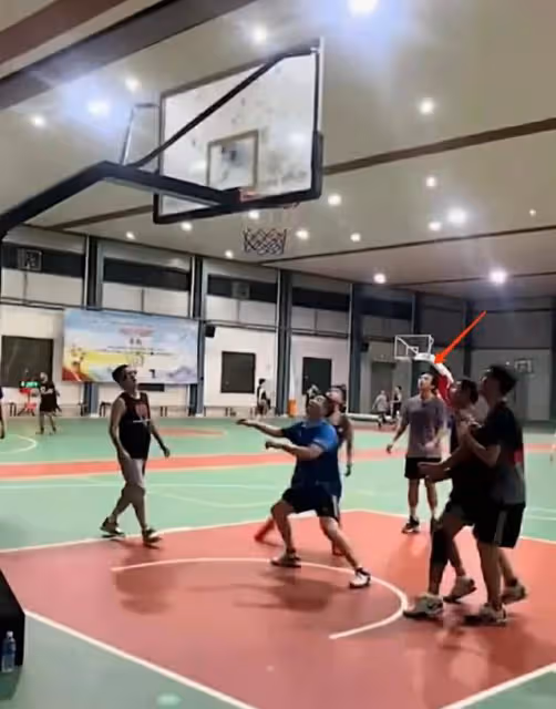 孫儷11歲兒子近況曝光,腳掛單槓上玩倒立,身材瘦削長腿矚目