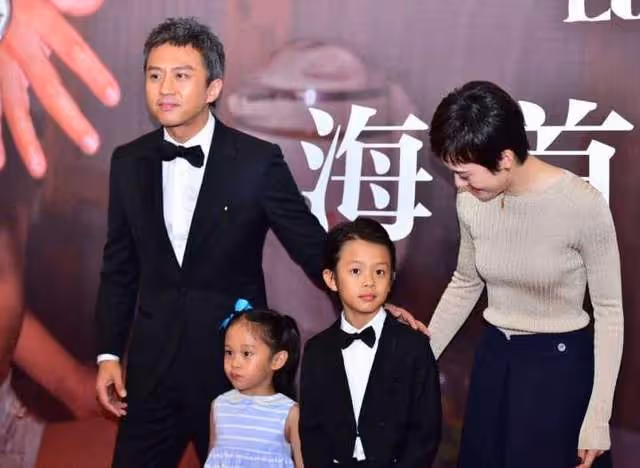 孫儷11歲兒子近況曝光,腳掛單槓上玩倒立,身材瘦削長腿矚目