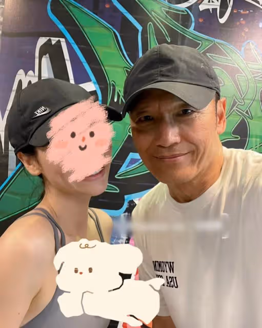 64歲苗僑偉現身健身房,帽子上衣均價不過百,定居加拿大生活愜意
