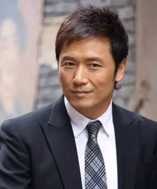 64歲苗僑偉現身健身房,帽子上衣均價不過百,定居加拿大生活愜意