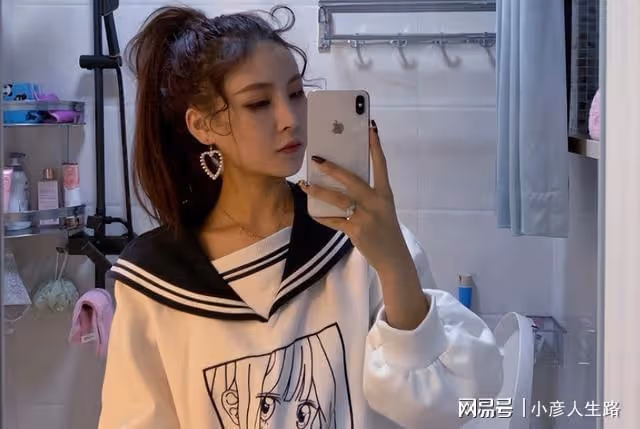 網紅貓妹妹宣布回歸，為感恩師傅辛巴，獻唱《父親》，網友：荒誕