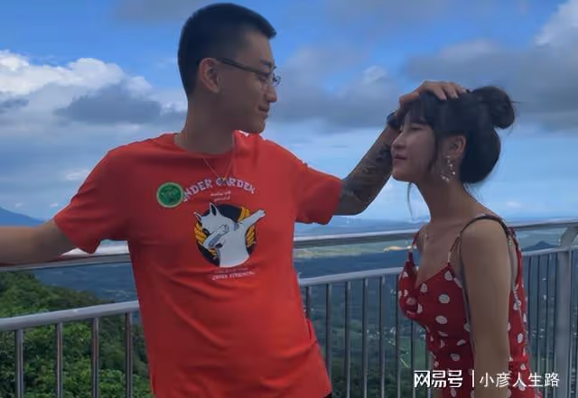 網紅貓妹妹宣布回歸，為感恩師傅辛巴，獻唱《父親》，網友：荒誕