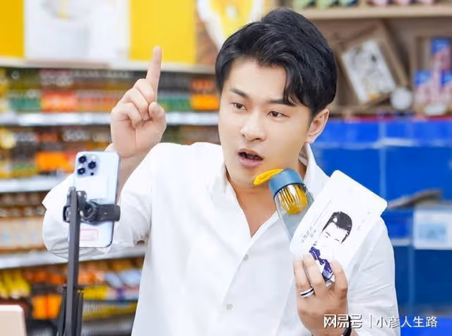網紅貓妹妹宣布回歸，為感恩師傅辛巴，獻唱《父親》，網友：荒誕
