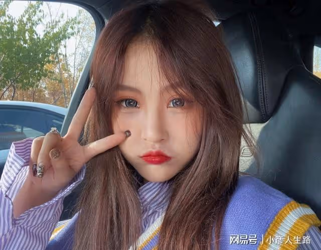 網紅貓妹妹宣布回歸，為感恩師傅辛巴，獻唱《父親》，網友：荒誕