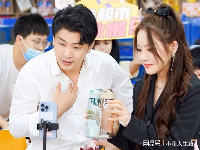網紅貓妹妹宣布回歸，為感恩師傅辛巴，獻唱《父親》，網友：荒誕