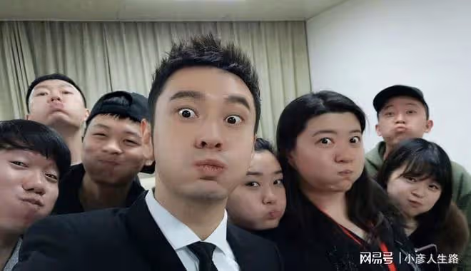黃曉明加盟脫口秀，有事沒事就給觀眾發紅包，網友：還要人嗎？