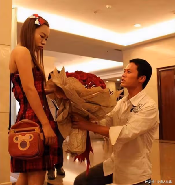 拒絕「寶馬男」跪地求婚，37歲考上美國名校，鳳姐算不算勵志草根
