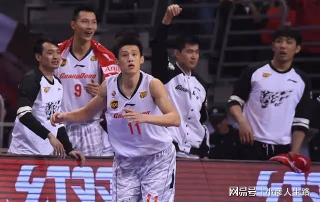 周鵬即將被迫離開？廣東隊拒絕頂薪續約，老大哥易建聯以身作則