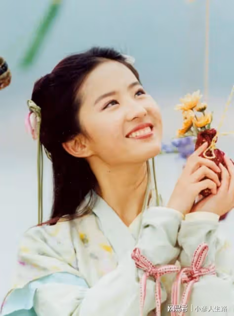 全民偶像劉亦菲不僅是千萬網友的愛豆,也是許多明星心中的女神