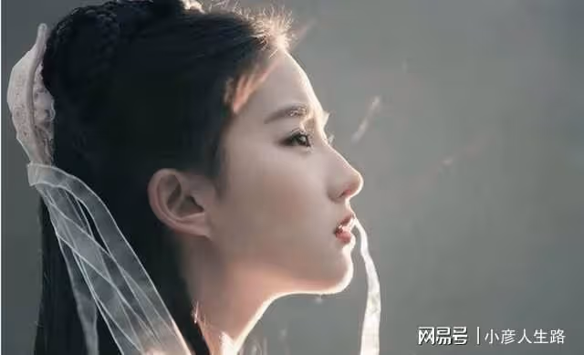 全民偶像劉亦菲不僅是千萬網友的愛豆,也是許多明星心中的女神