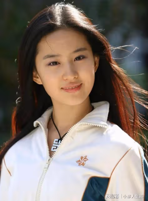 全民偶像劉亦菲不僅是千萬網友的愛豆,也是許多明星心中的女神