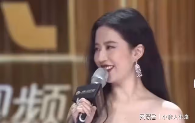 全民偶像劉亦菲不僅是千萬網友的愛豆,也是許多明星心中的女神