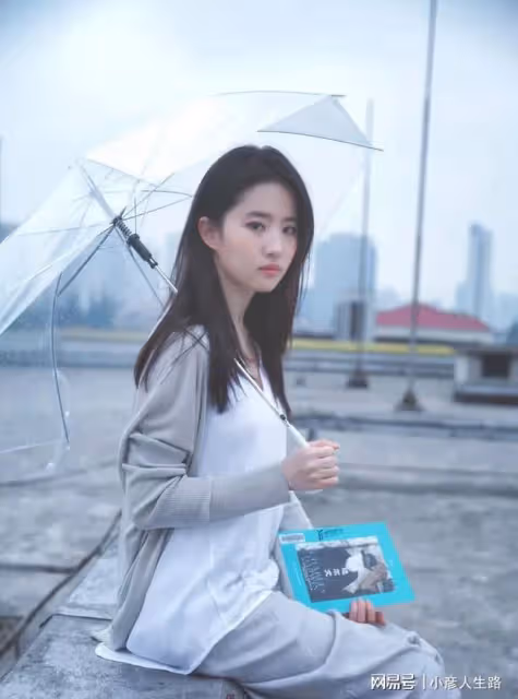 全民偶像劉亦菲不僅是千萬網友的愛豆,也是許多明星心中的女神
