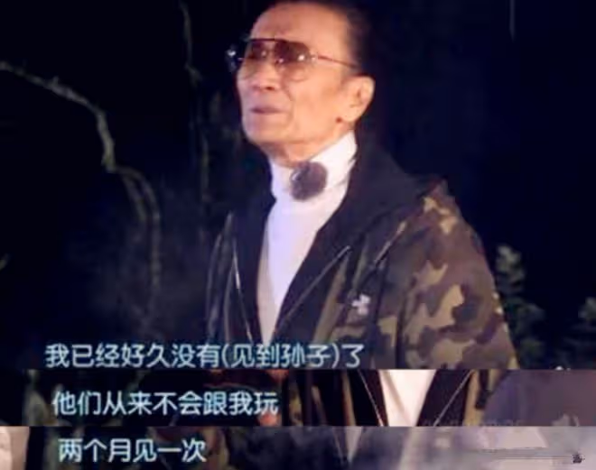 85歲謝賢被偶遇,彎腰逗小孩盡顯慈愛,與倆孫子已多年沒公開同框