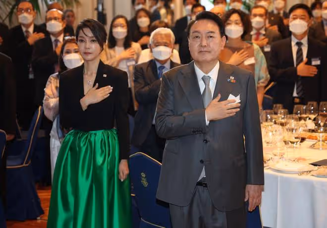 站在太太團角落的韓國夫人成小透明?換成綠裙風光了,女主臉太美
