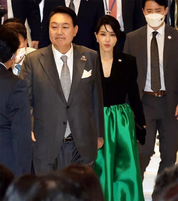 站在太太團角落的韓國夫人成小透明?換成綠裙風光了,女主臉太美