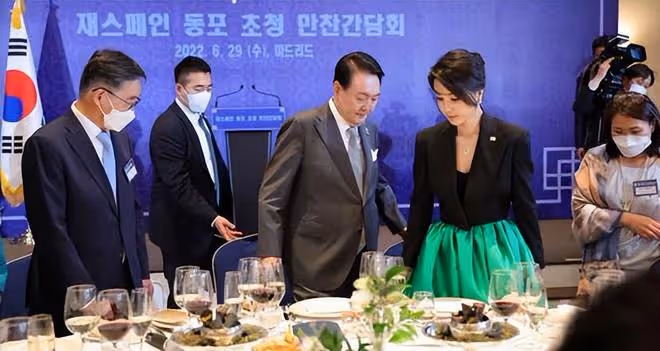 站在太太團角落的韓國夫人成小透明?換成綠裙風光了,女主臉太美