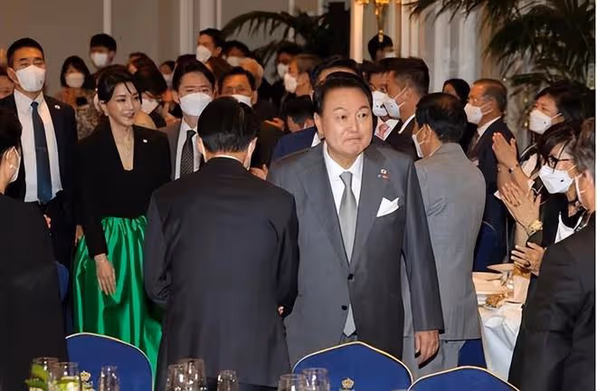 站在太太團角落的韓國夫人成小透明?換成綠裙風光了,女主臉太美