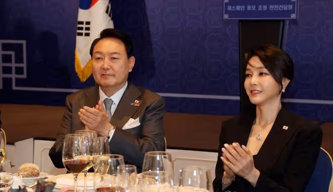 站在太太團角落的韓國夫人成小透明?換成綠裙風光了,女主臉太美
