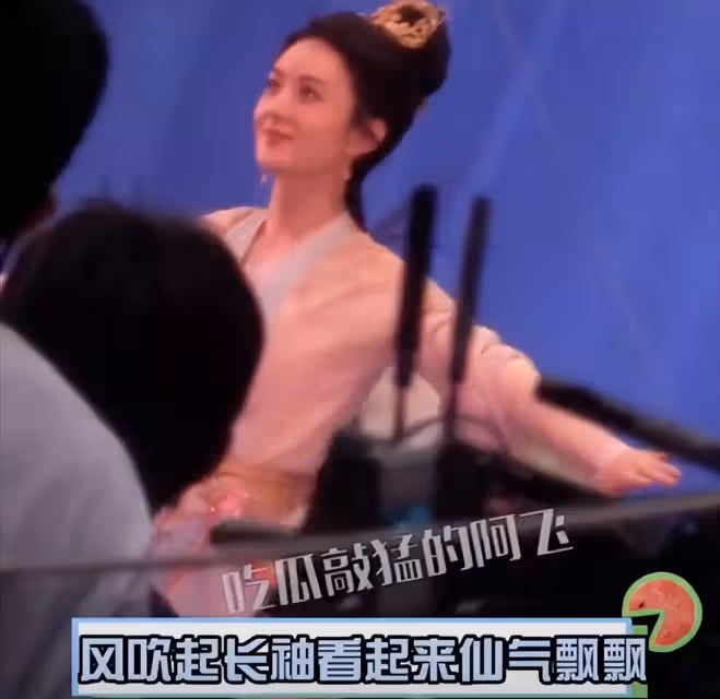 趙麗穎拍戲也不忘兒子!派豪車去馮紹峰處接兒子,3歲想想「戴眼鏡」活潑惹人愛