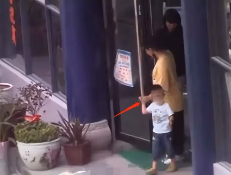 趙麗穎拍戲也不忘兒子!派豪車去馮紹峰處接兒子,3歲想想「戴眼鏡」活潑惹人愛