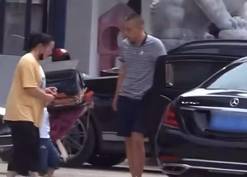 趙麗穎拍戲也不忘兒子!派豪車去馮紹峰處接兒子,3歲想想「戴眼鏡」活潑惹人愛